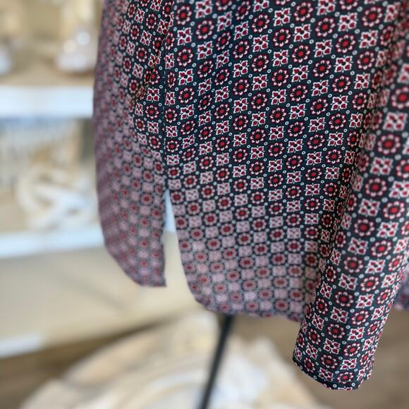 Chelsea & Theodore Women's Size 2XL Black & Red Geometric Button Up Blouse #3549 - Picture 8 of 10